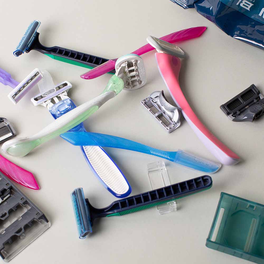 Scattered plastic razors